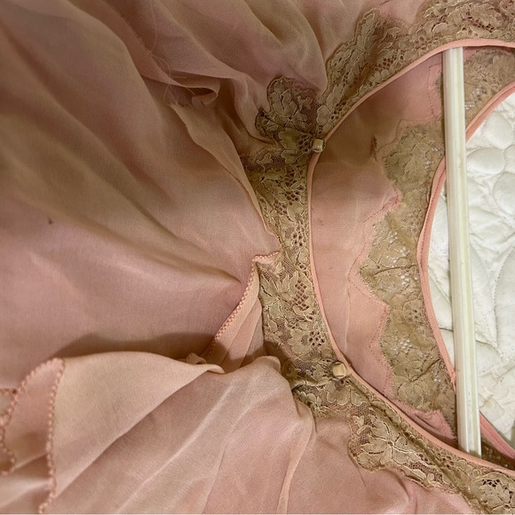 Torn and needs attention Elegant Pink Ruffled Dress. Vintage. - Picture 3 of 8